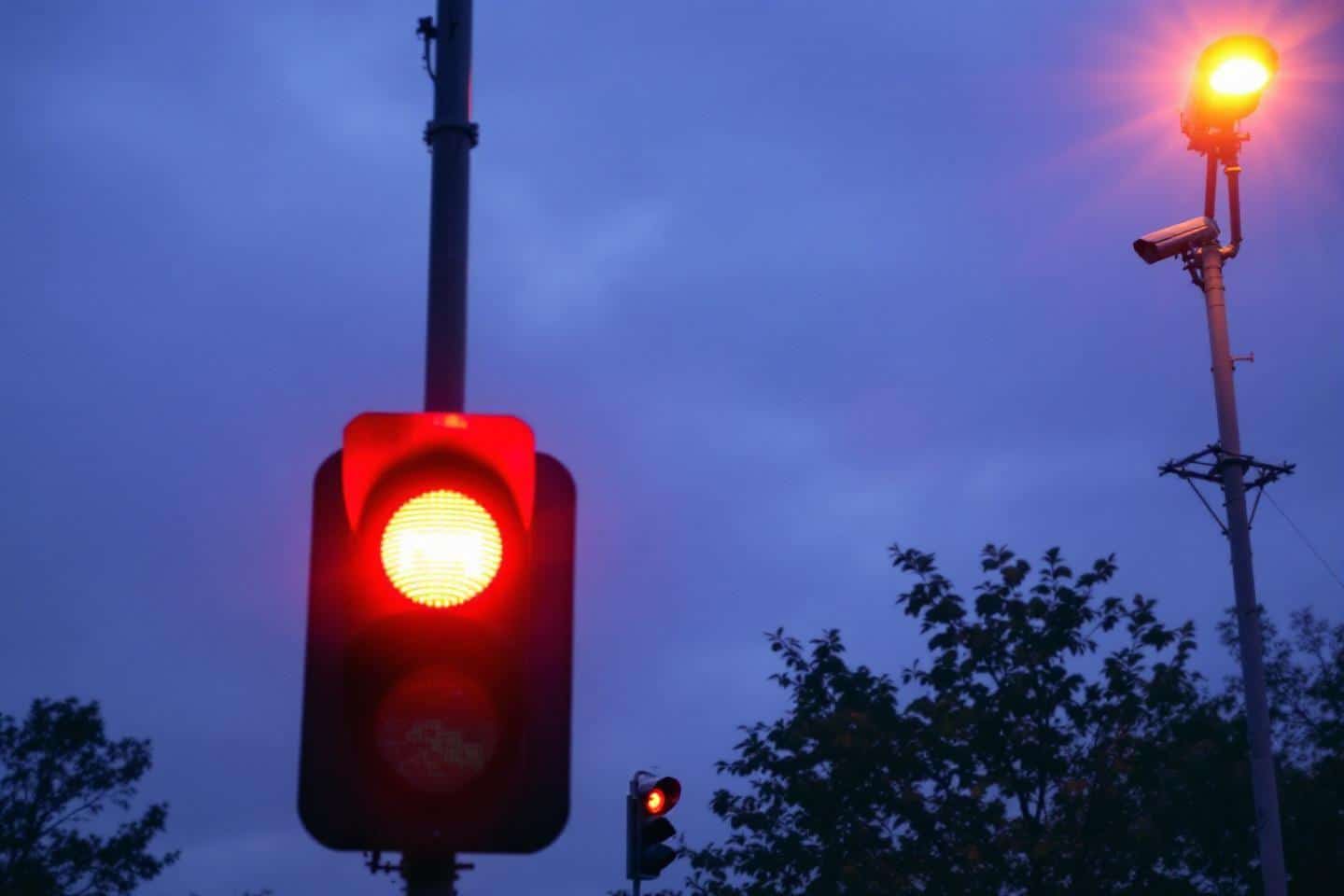 Griller un feu rouge devant une caméra de vidéosurveillance : vidéo-verbalisation, amende et points